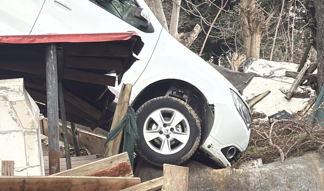 Sarıyer’de sürücüsünün vitesleri karıştırması sonucu kontrolden çıkan bir otomobil, yol