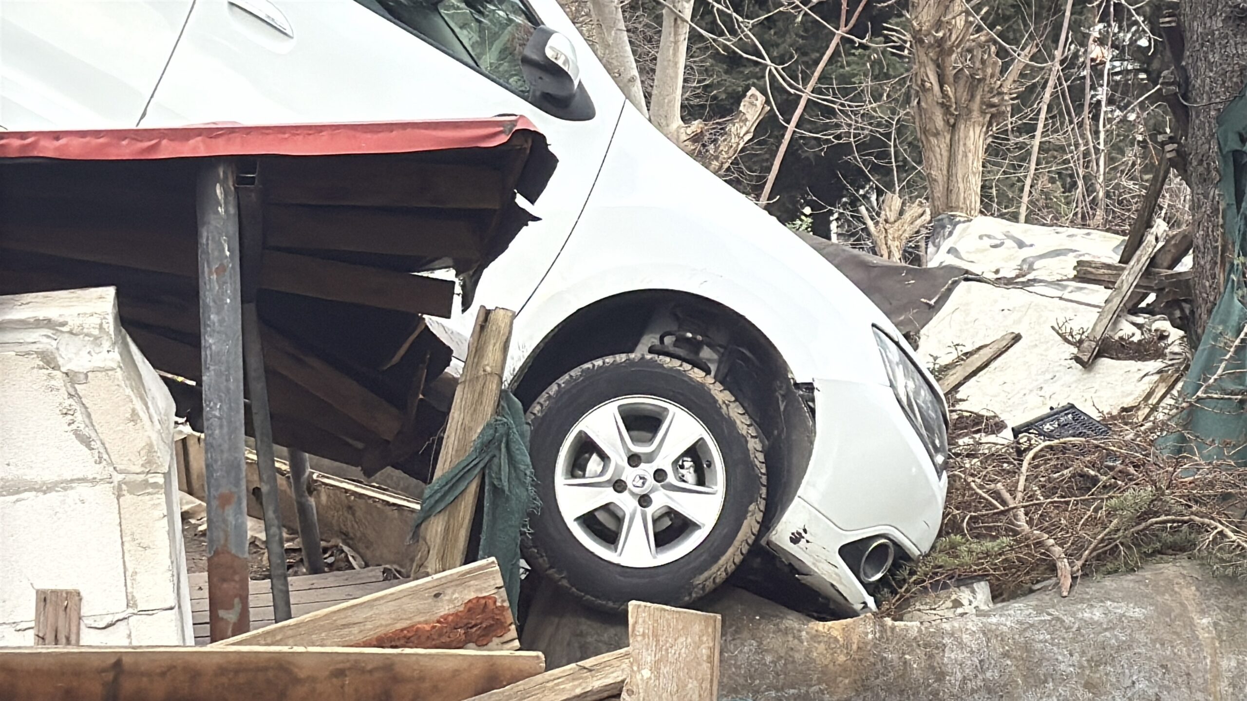 Sarıyer’de sürücüsünün vitesleri karıştırması sonucu kontrolden çıkan bir otomobil, yol
