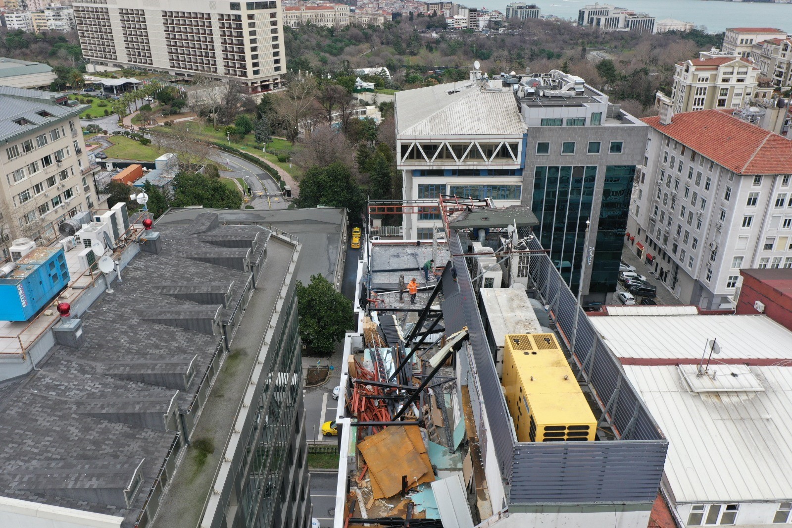  Şişli’de ruhsatsız olarak inşa edildiği tespit edilen bir otelin çatı