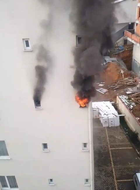 İstanbul Sultanbeyli’de 5 katlı bir binada çıkan yangın nedeniyle büyük