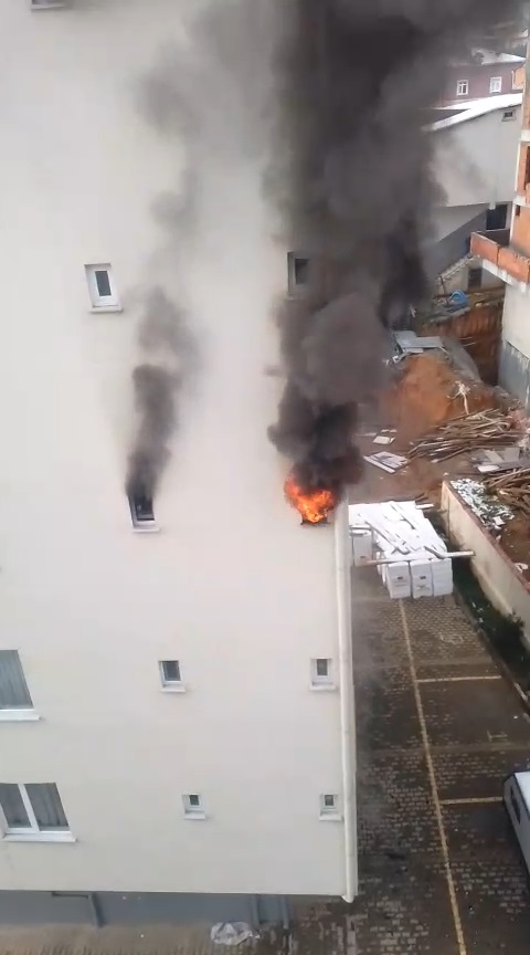 İstanbul Sultanbeyli’de 5 katlı bir binada çıkan yangın nedeniyle büyük