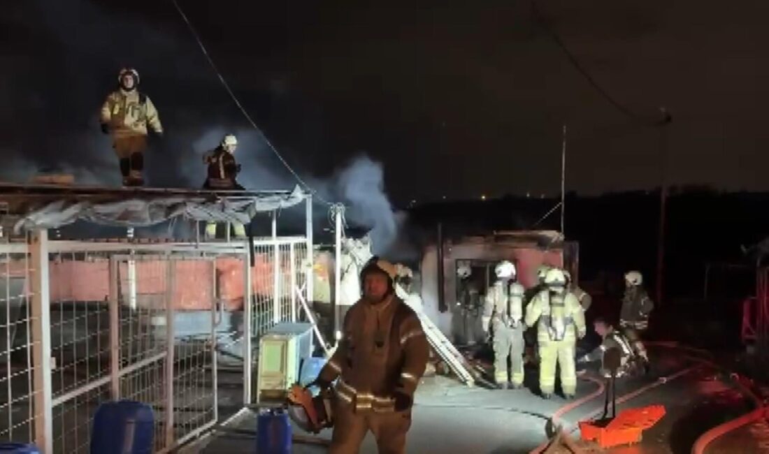 Sultangazi’de Yan Yana Bulunan İki İş Yerinde Çıkan Yangın İtfaiye