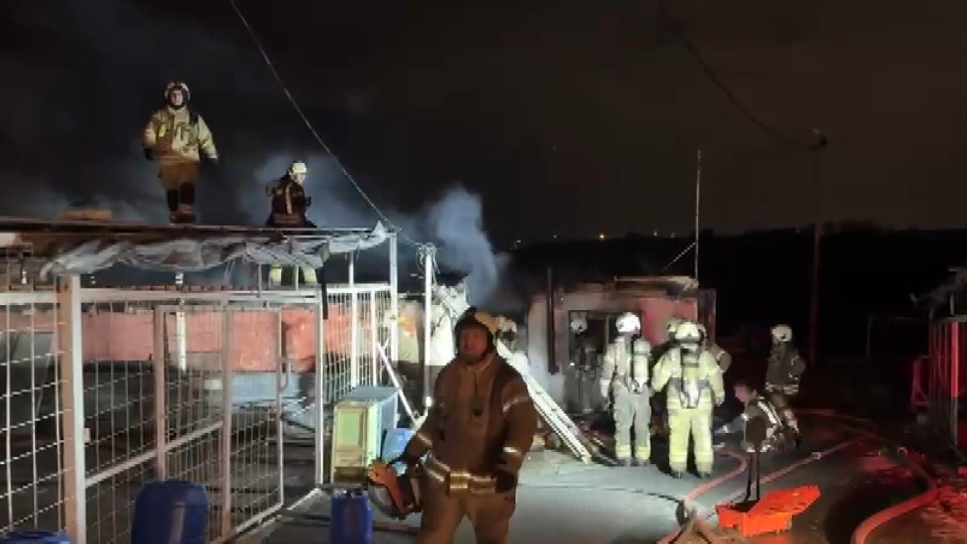 Sultangazi’de Yan Yana Bulunan İki İş Yerinde Çıkan Yangın İtfaiye