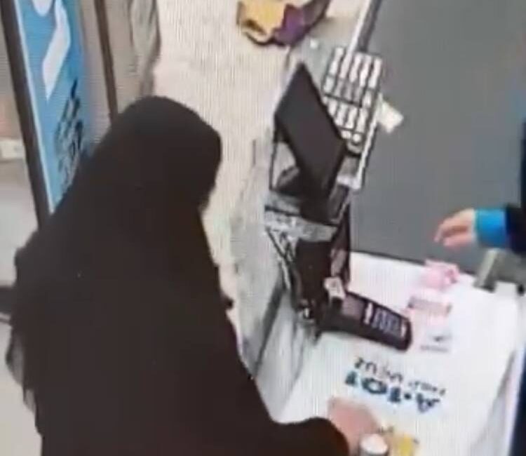 İSTANBUL – Sultangazi’de bir markete müşteri olarak gelen kadın, market