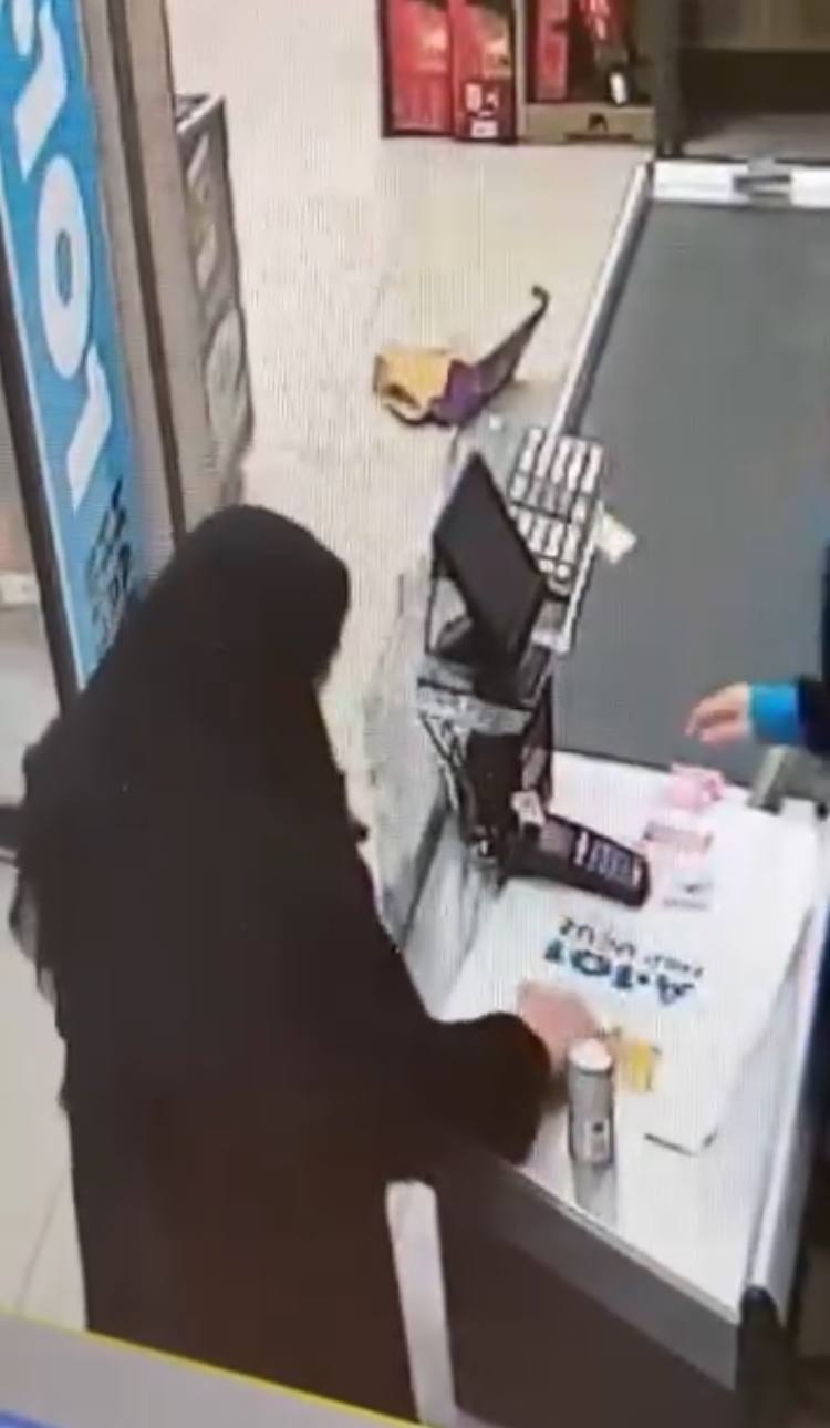 İSTANBUL – Sultangazi’de bir markete müşteri olarak gelen kadın, market