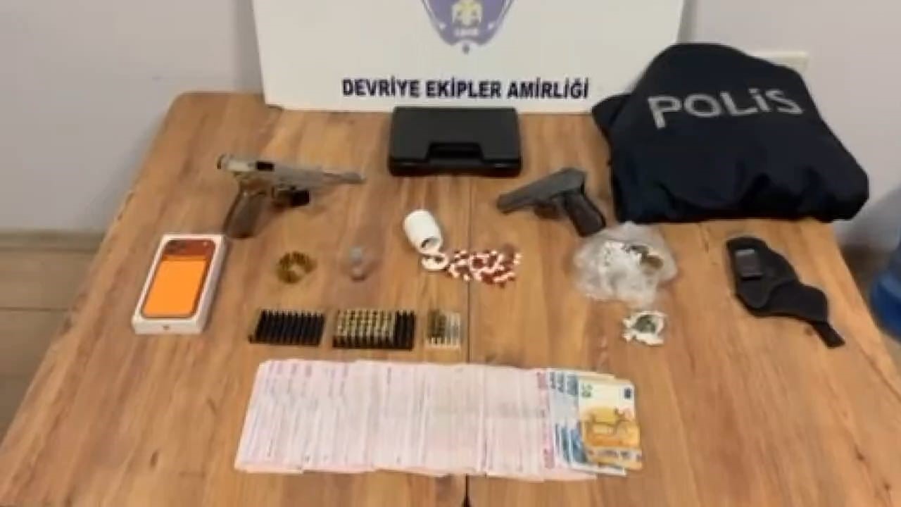 İstanbul Emniyet Müdürlüğü ekiplerinin Sultangazi’de bir eve düzenlediği uyuşturucu operasyonunda