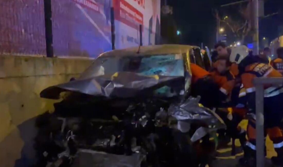 İstanbul Ümraniye’de hafif ticari araç ile otomobilin kafa kafaya çarpıştığı