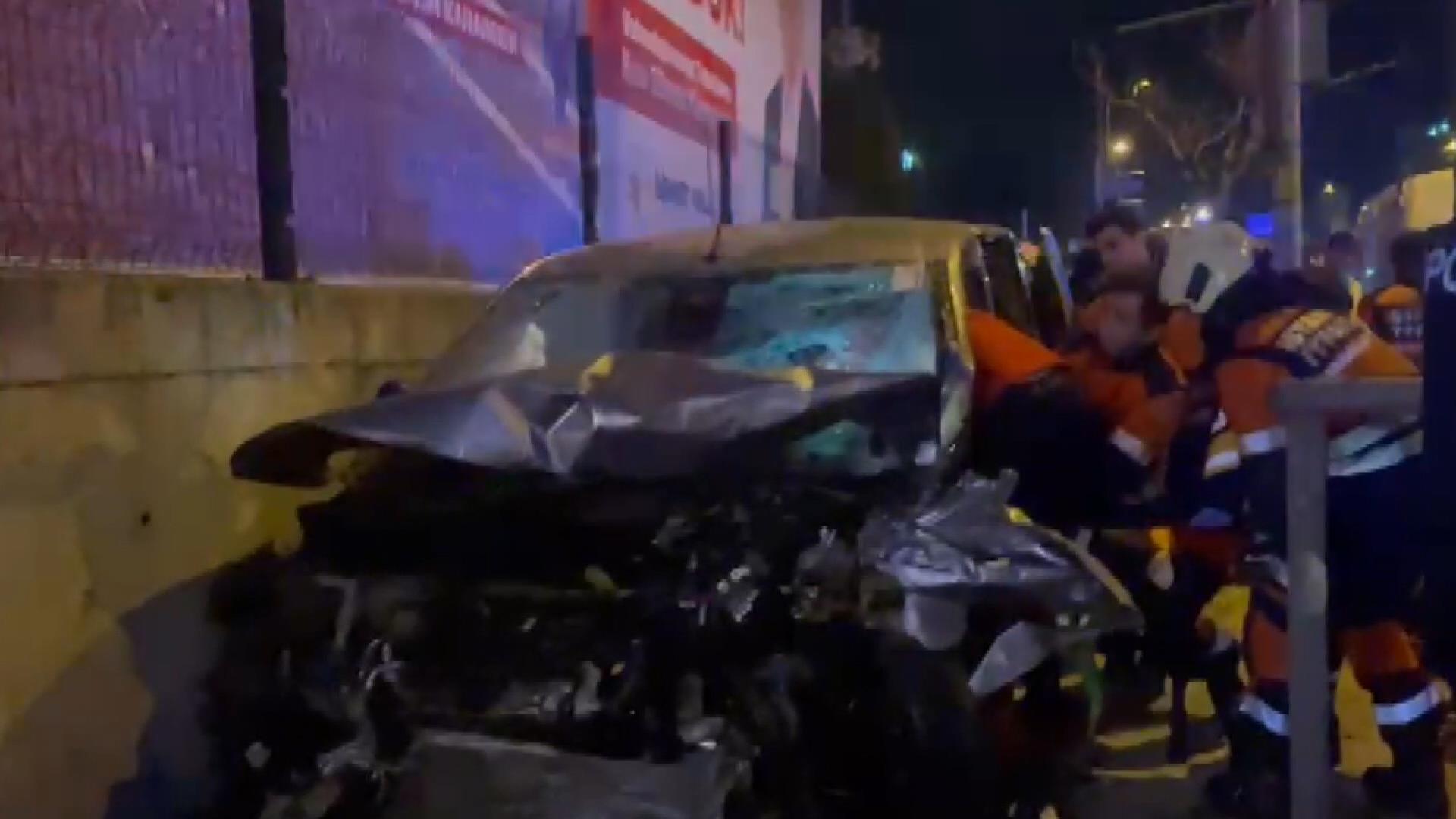 İstanbul Ümraniye’de hafif ticari araç ile otomobilin kafa kafaya çarpıştığı