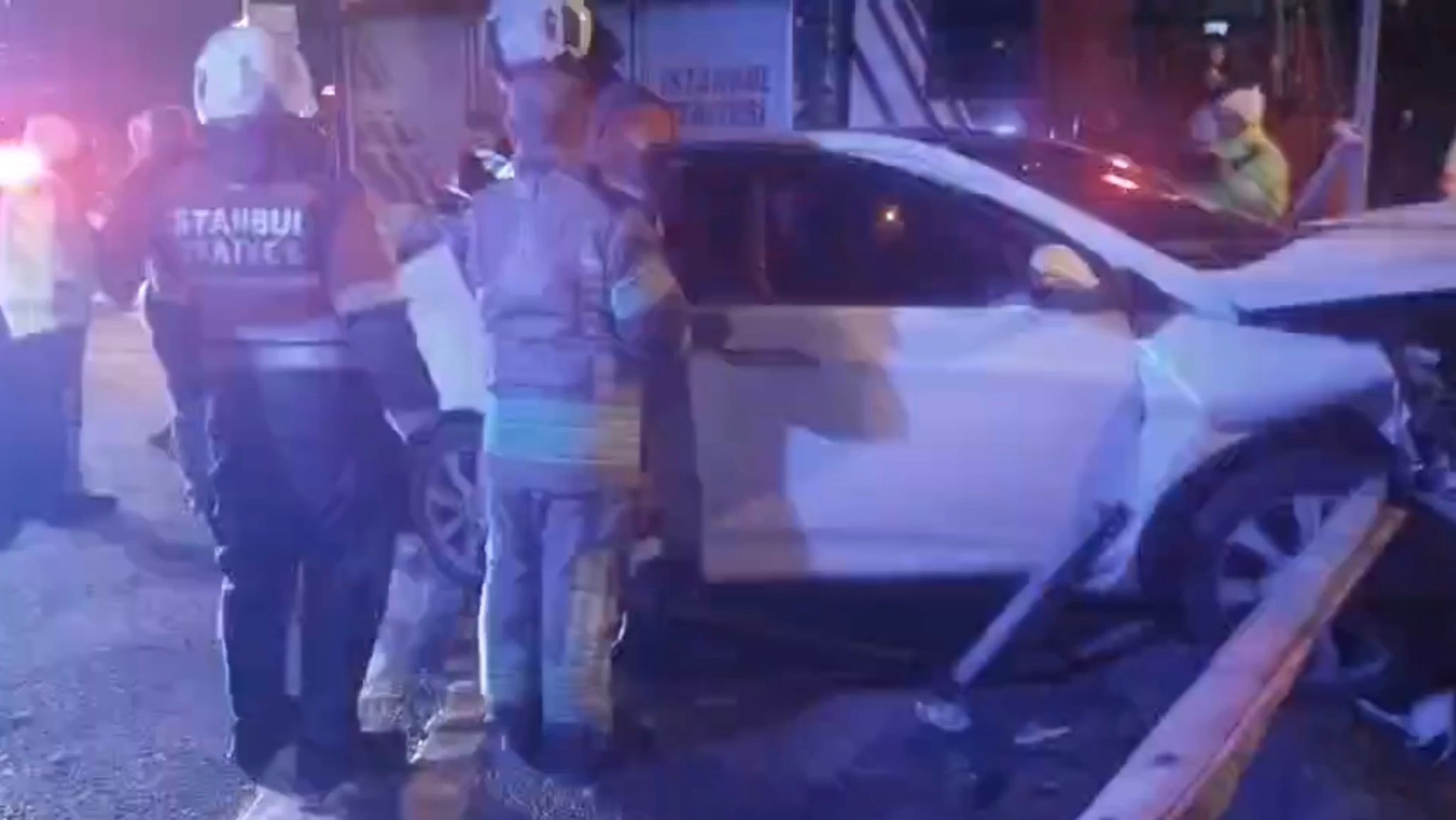 Ümraniye Şile Otoyolu’nda kontrolden çıkan bir otomobilin önce taksiye ardından