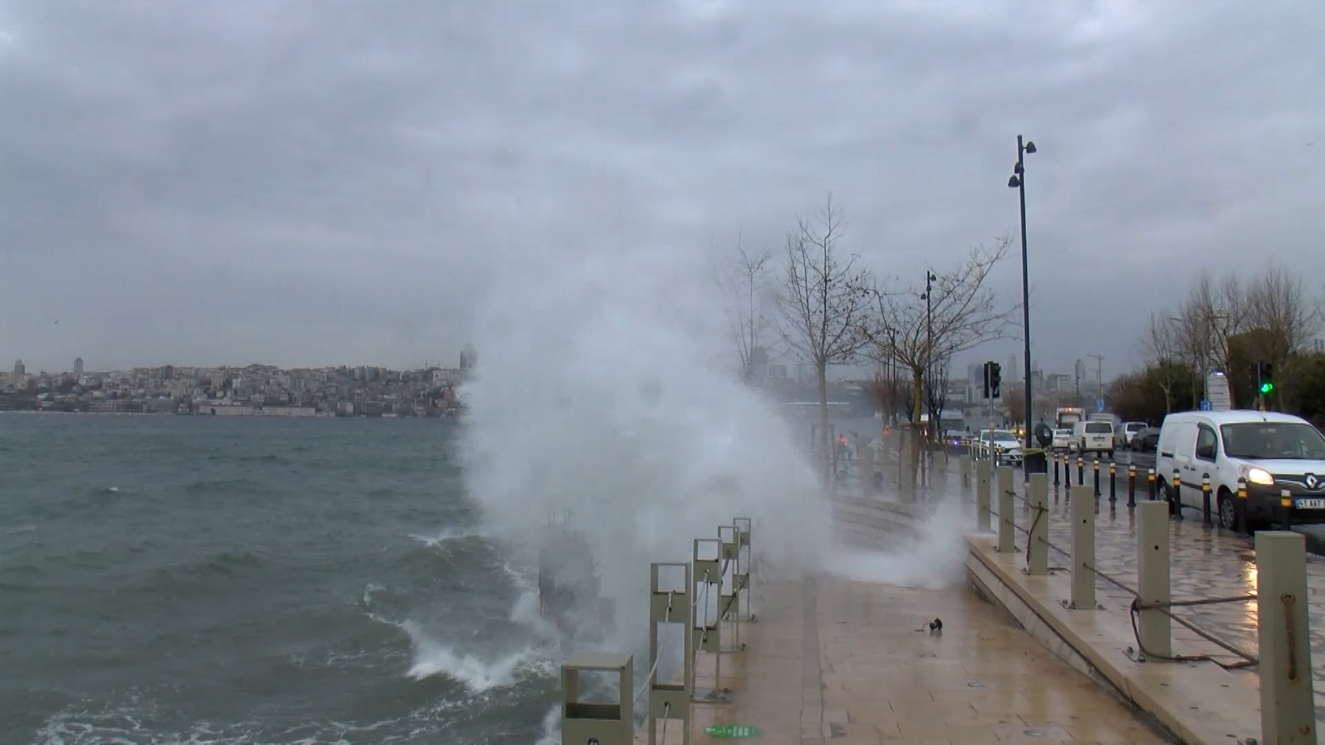 İSTANBUL – Kent genelinde etkili olan lodos, yerini şiddetli fırtına