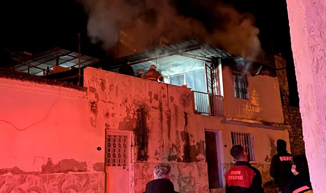 İzmir’in Tire ilçesinde gece saatlerinde iki katlı müstakil bir evde