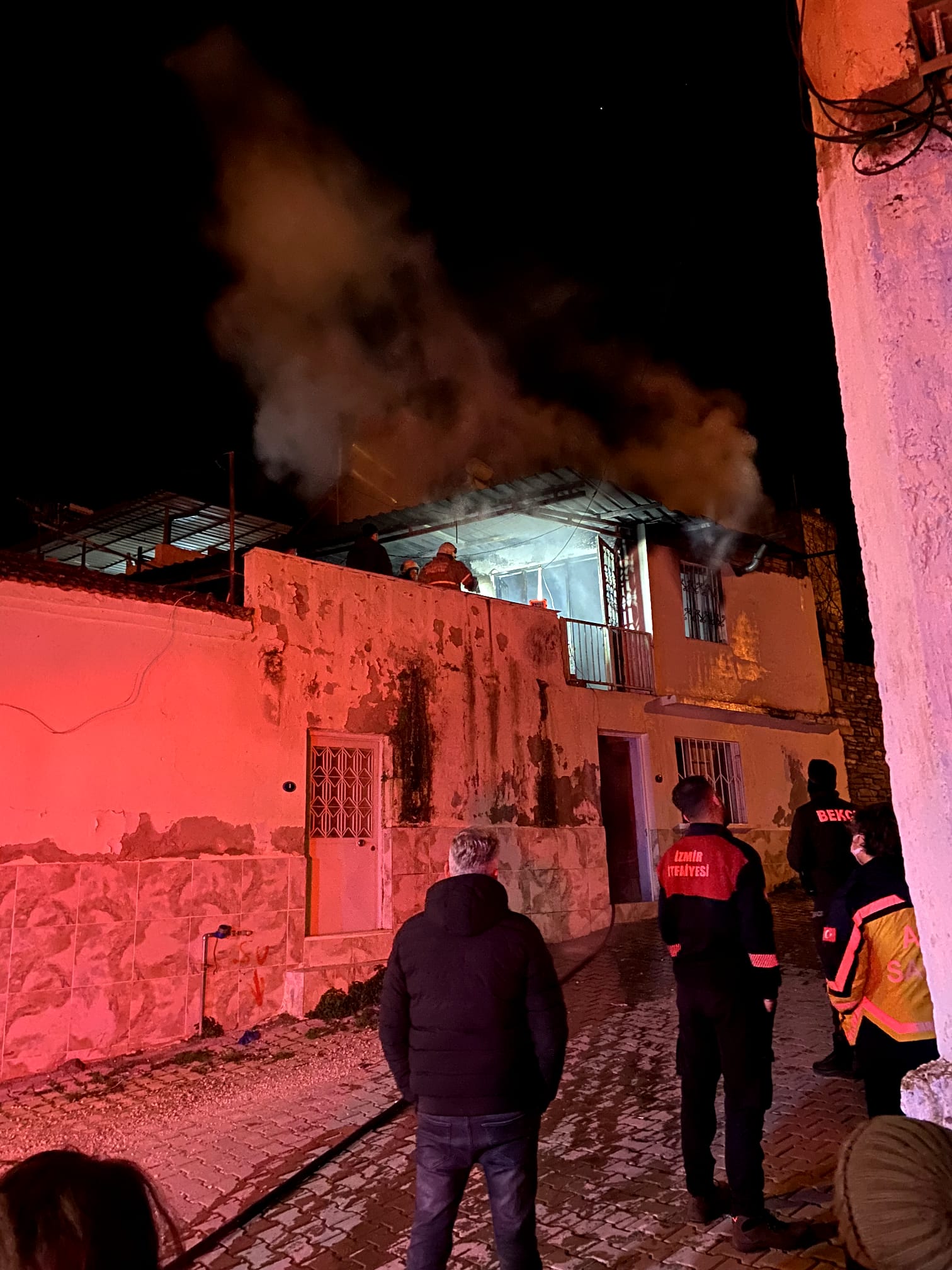 İzmir’in Tire ilçesinde gece saatlerinde iki katlı müstakil bir evde