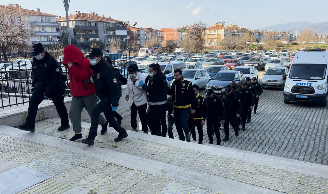 İzmir’in Ödemiş ilçesinde emniyet güçleri tarafından düzenlenen fuhuş operasyonunda gözaltına