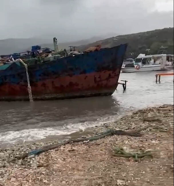 İzmir’in Urla ilçesindeki Demircili Sahili’nde izinsiz gemi sökümü yapıldığı tespit