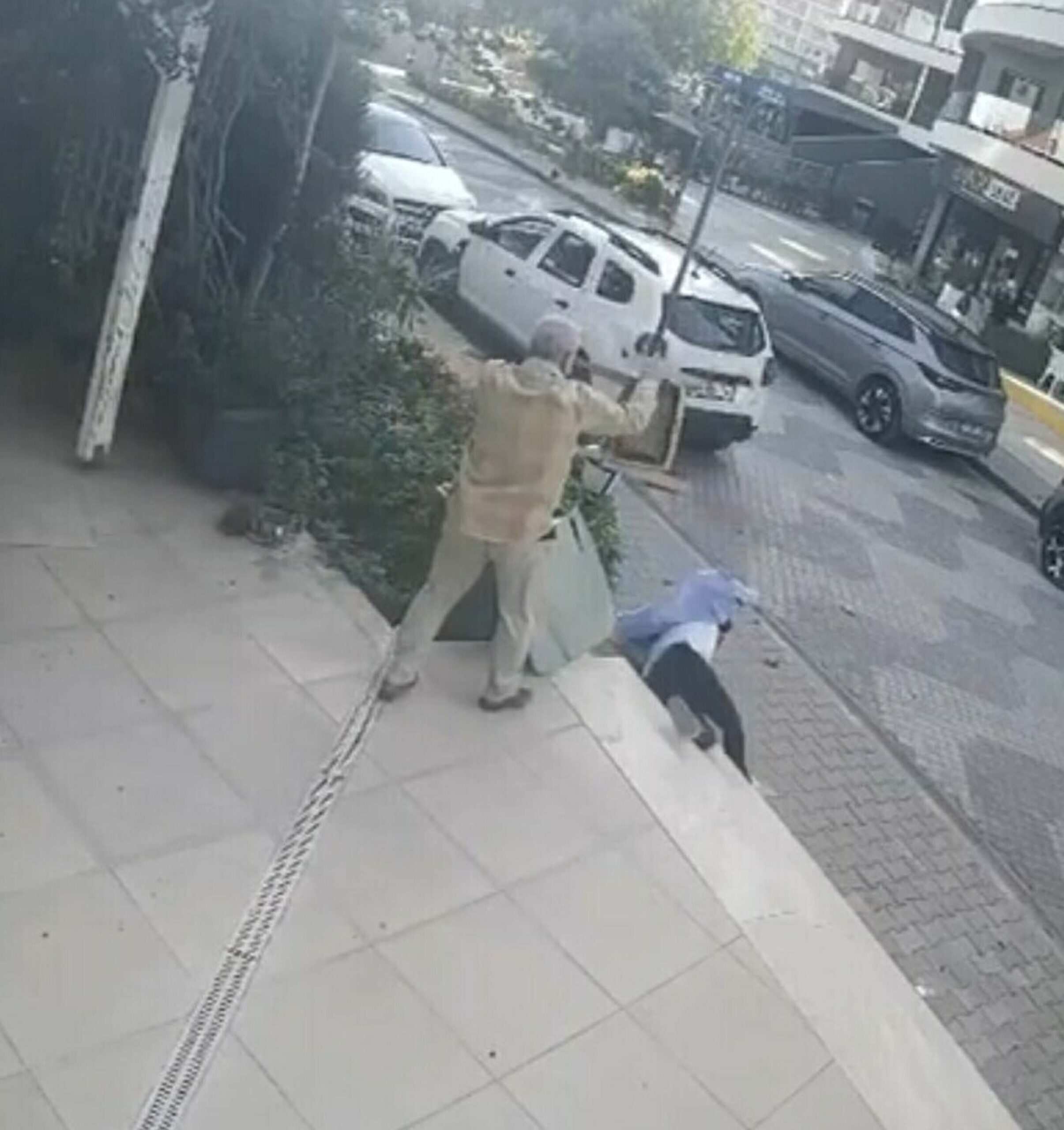 İZMİR’in Çiğli ilçesinde, emlak ofisindeki iş ortağı Songül Çolak’ı (43)