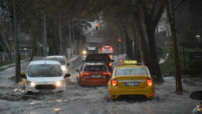 İZMİR’de gece saatlerinden itibaren etkili olan gök gürültülü sağanak yağış,