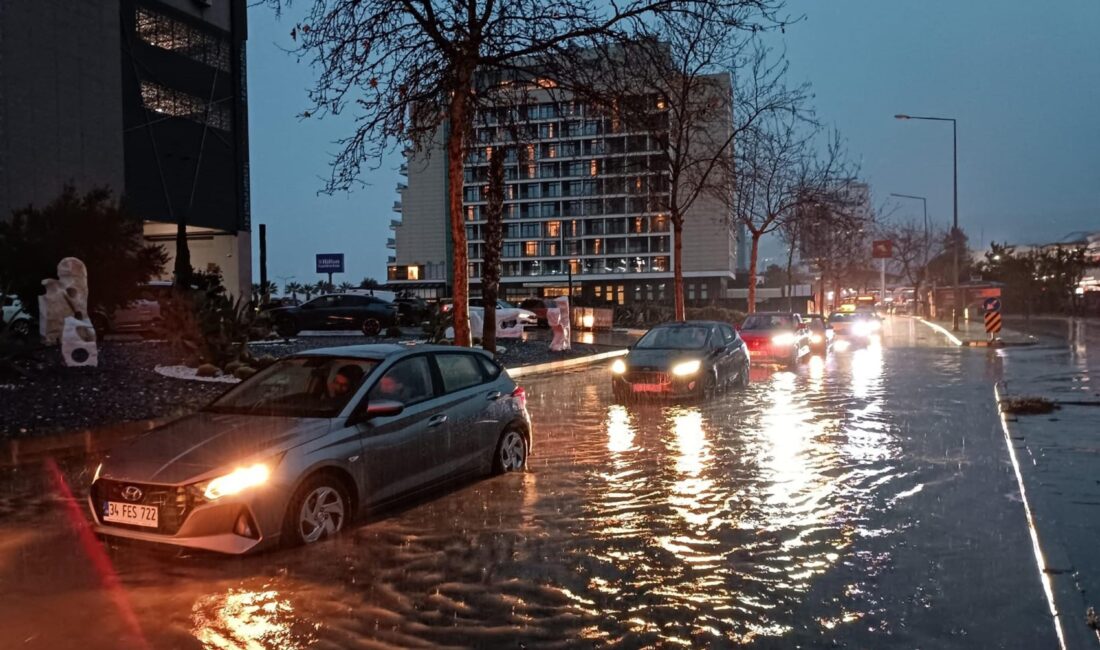İzmir’de sabahın erken saatlerinden itibaren etkisini gösteren gök gürültülü sağanak