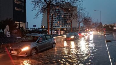 İzmir’de sabahın erken saatlerinden itibaren etkisini gösteren gök gürültülü sağanak