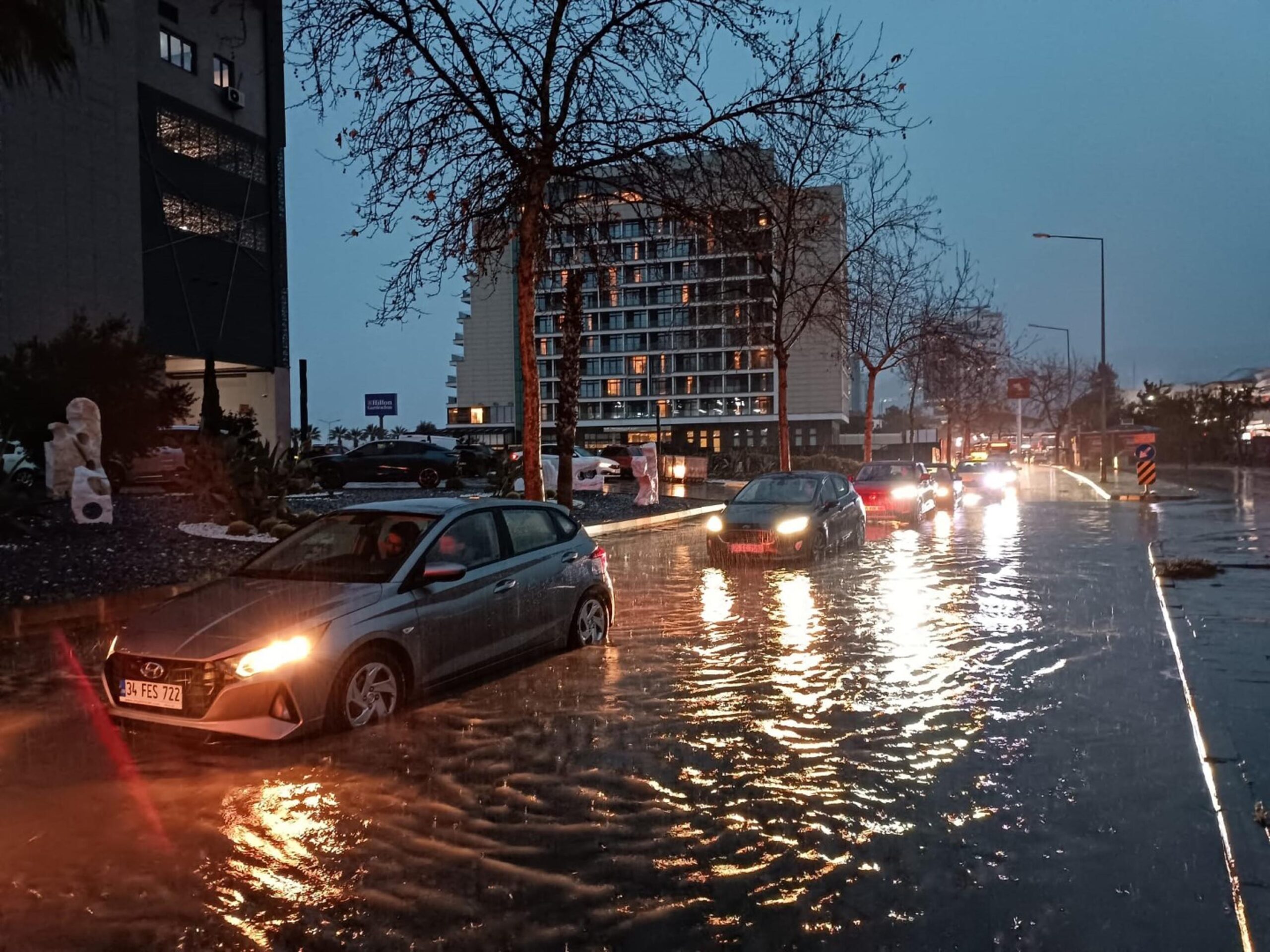 İzmir’de sabahın erken saatlerinden itibaren etkisini gösteren gök gürültülü sağanak