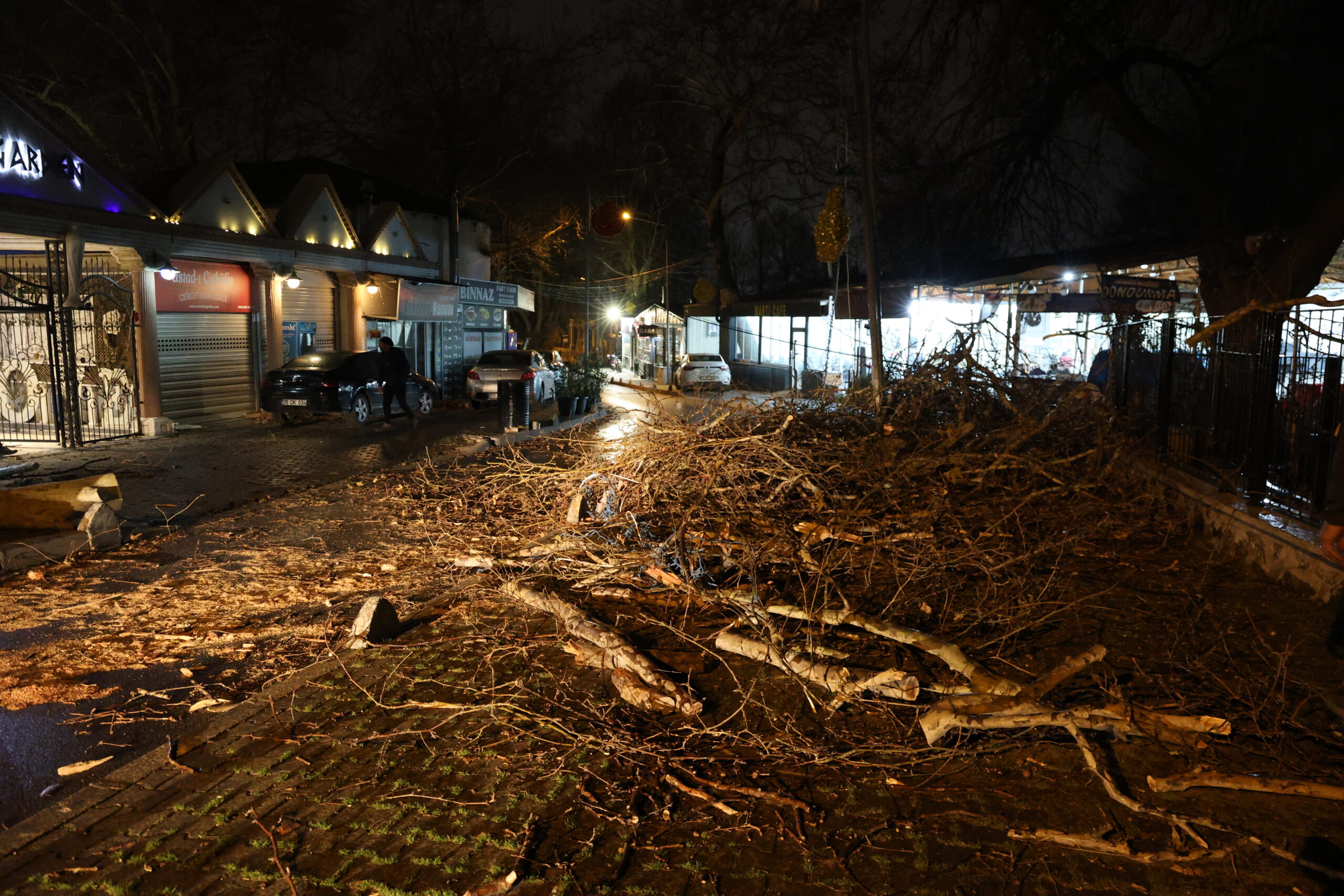 İZMİR – İzmir’in Bornova ilçesinde etkili olan şiddetli rüzgar nedeniyle