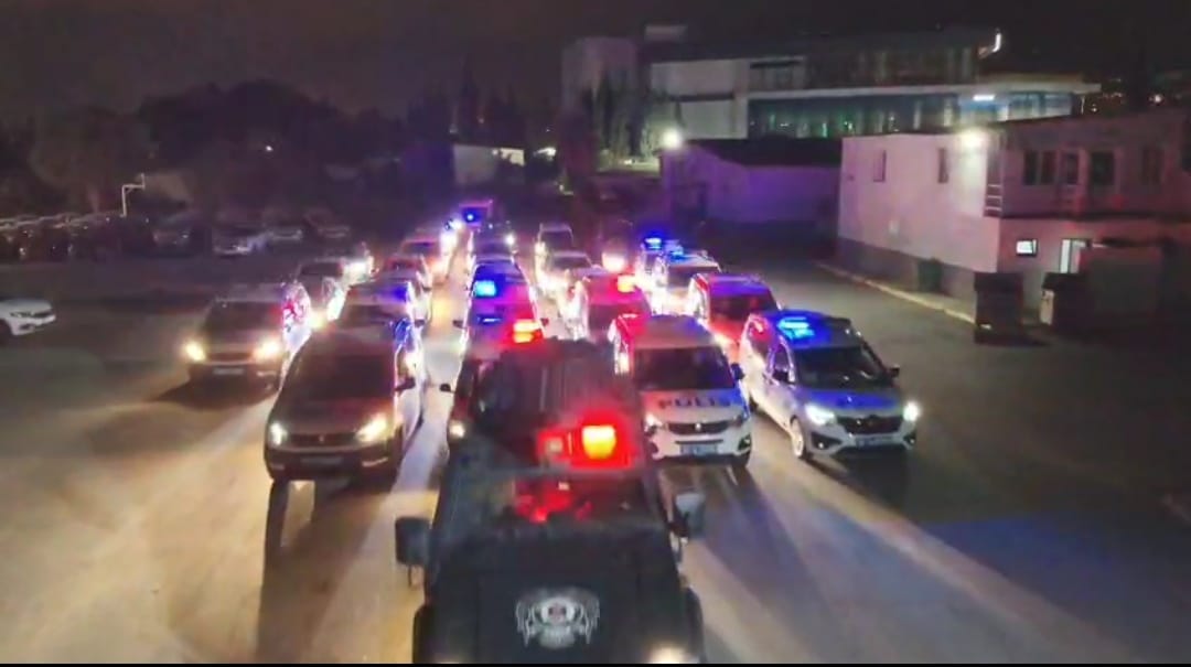 İzmir’de polis ekipleri tarafından gerçekleştirilen “insan ticareti” operasyonunda, fuhşa zorlandığı