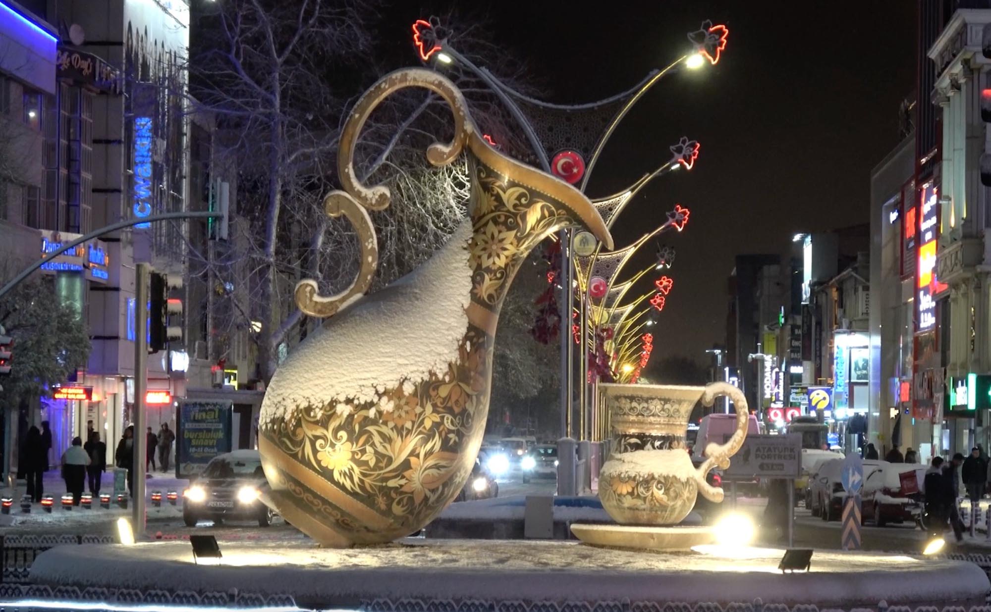 Erzincan’da Etkili Olan Kar Yağışı Sonrası Şehir Merkezi Beyaza Bürünürken,