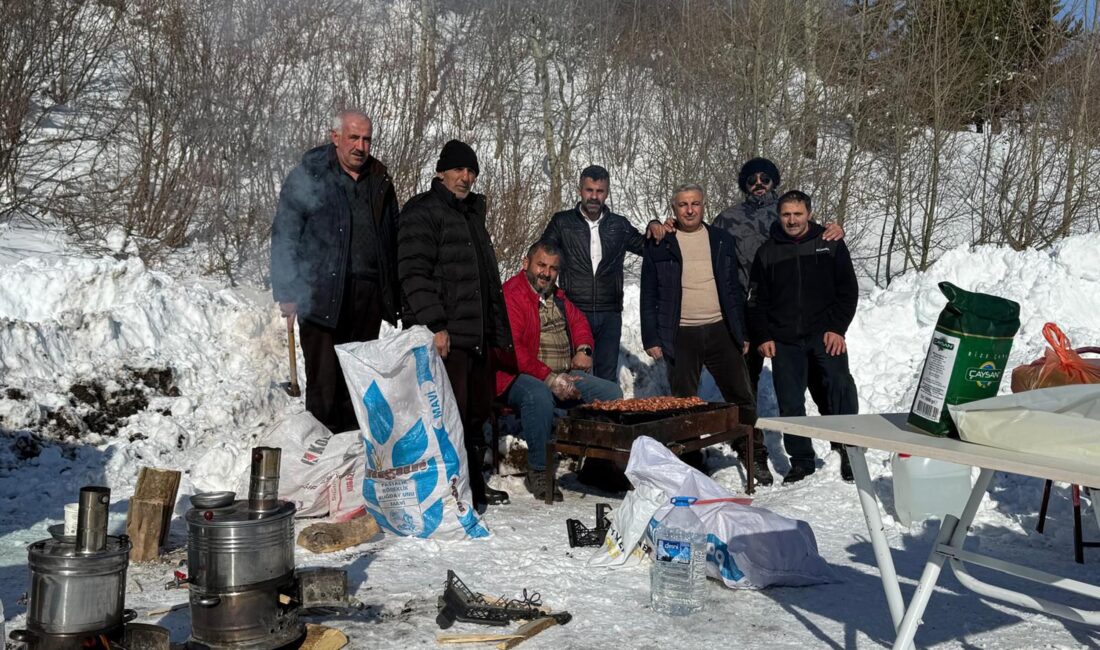 Ardahan’ın Posof ilçesinde yoğun kar yağışını fırsat bilen köylüler, düzenledikleri