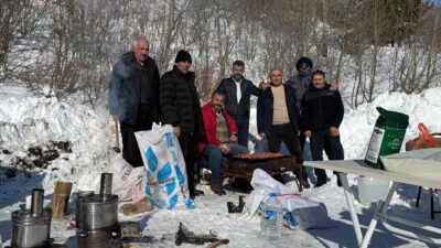 Ardahan’ın Posof ilçesinde yoğun kar yağışını fırsat bilen köylüler, düzenledikleri