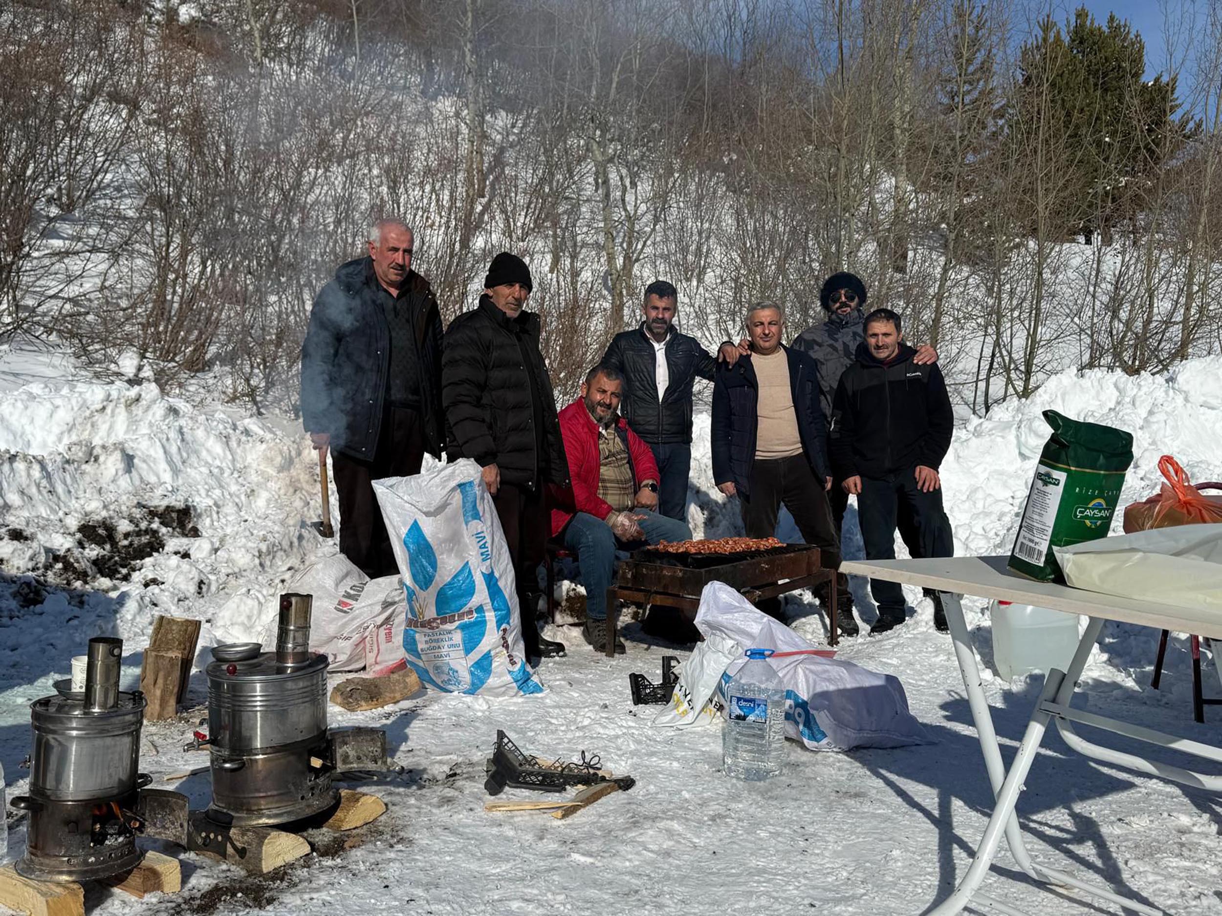 Ardahan’ın Posof ilçesinde yoğun kar yağışını fırsat bilen köylüler, düzenledikleri