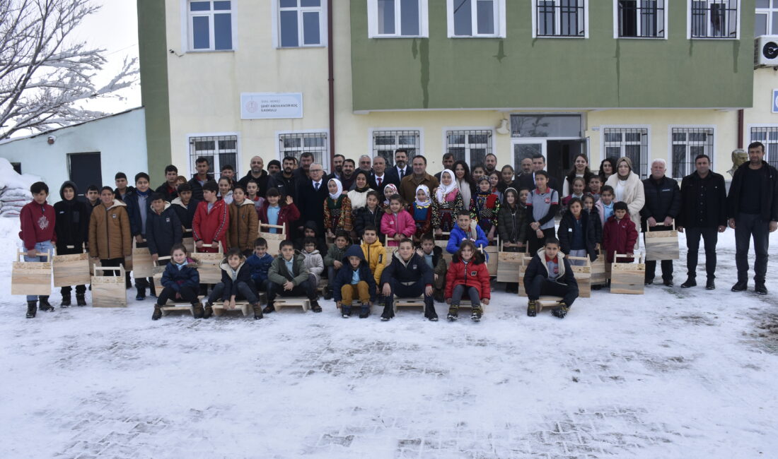 Sivas’ın Beypınar köyünde kendi imkanlarıyla naylon poşet ve bidonlar üzerinde