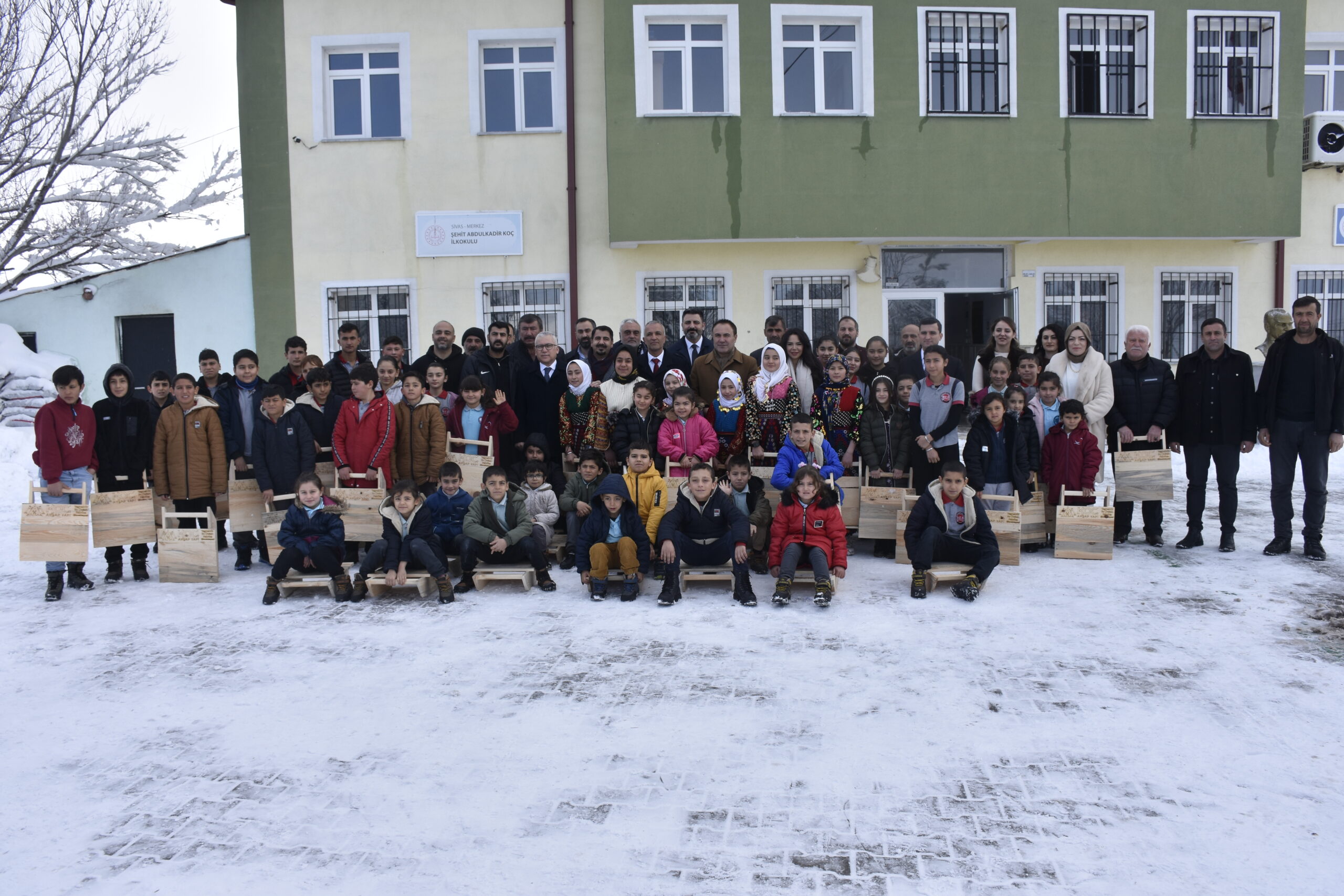 Sivas’ın Beypınar köyünde kendi imkanlarıyla naylon poşet ve bidonlar üzerinde