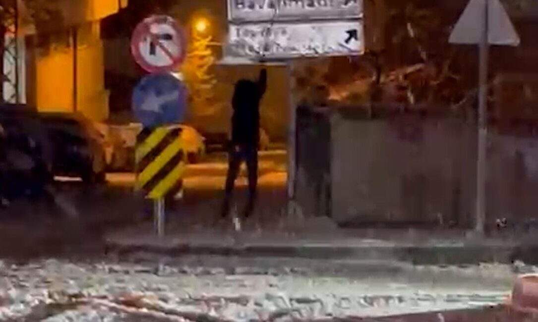 Samsun’da 12 yaşındaki ortaokul öğrencisi Kadir Emin Gürsoy, karla kaplanan