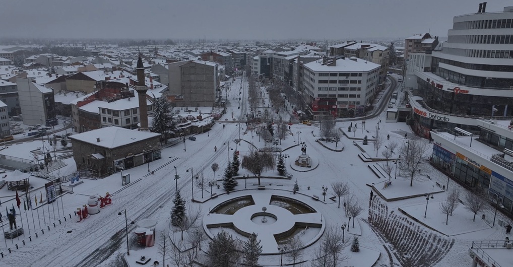 Bolu’da sabah saatlerinden itibaren aralıklarla etkili olan kar yağışı, şehir