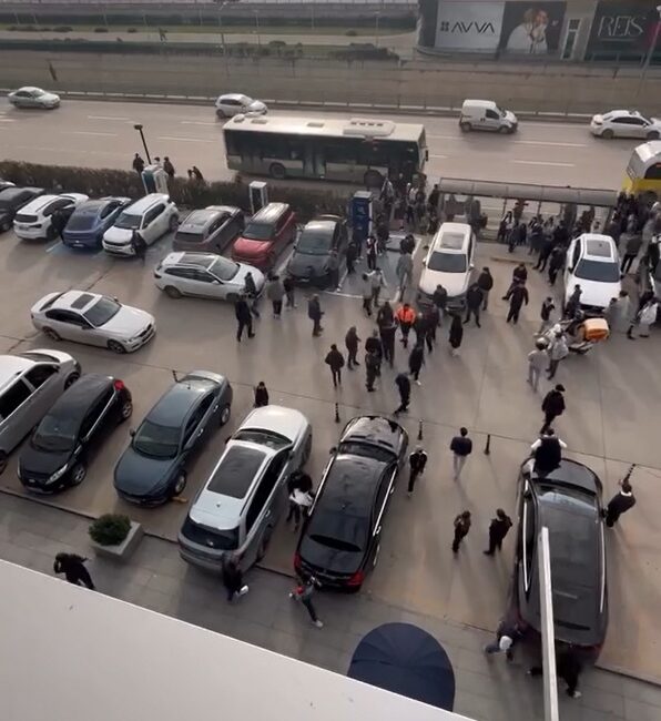 Bursa’nın Osmangazi ilçesinde, karnelerini aldıktan sonra bir alışveriş merkezinde buluşan