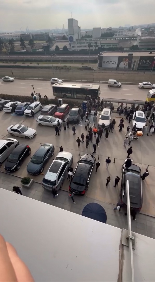 Bursa’nın Osmangazi ilçesinde, karnelerini aldıktan sonra bir alışveriş merkezinde buluşan