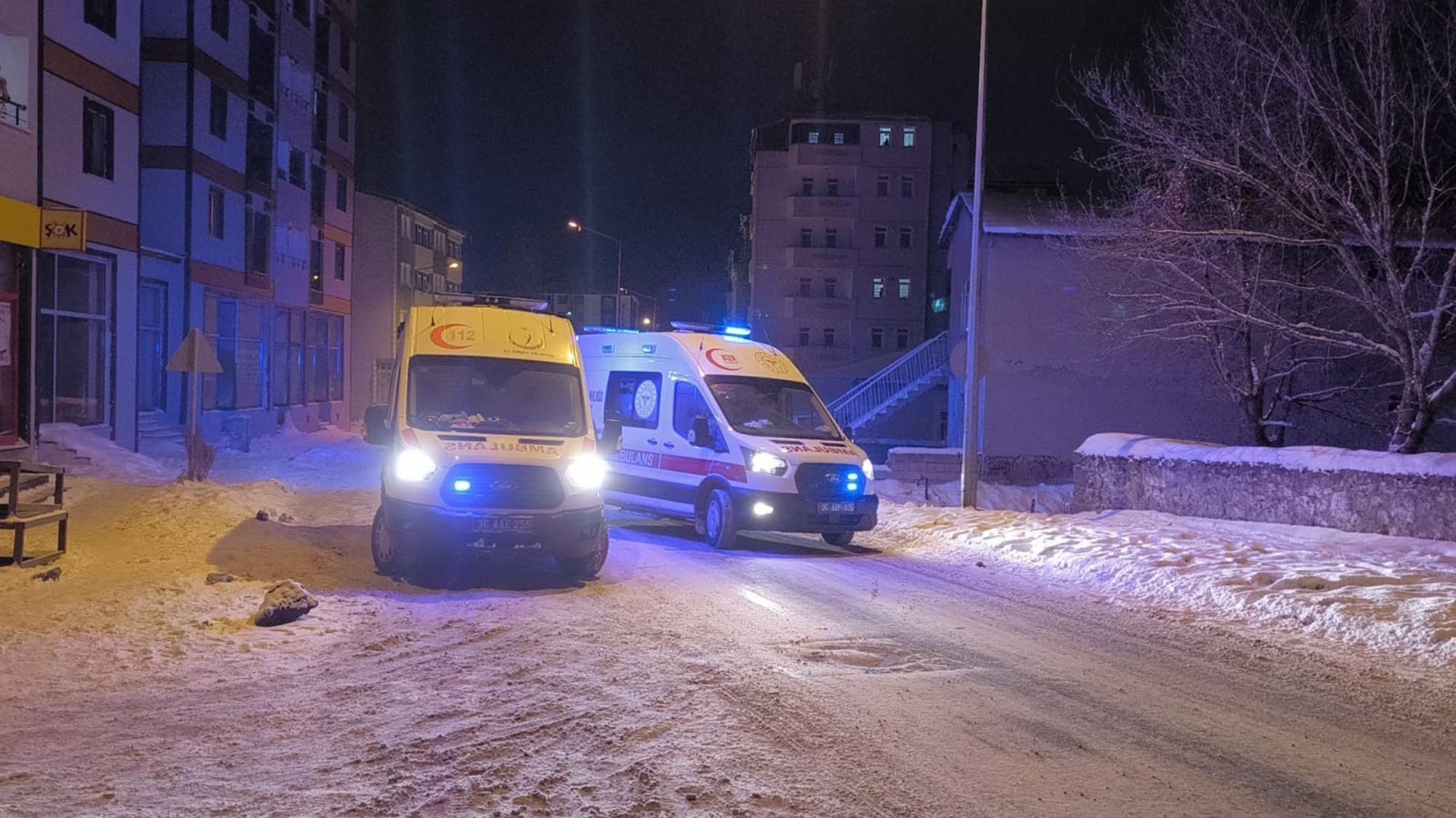 Kars’ta akşam saatlerinde bir evde sobadan sızan karbonmonoksit gazından etkilenen