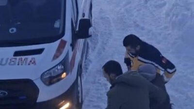 Kars’ın Selim ilçesinde yoğun kar yağışı ve tipi nedeniyle yolu