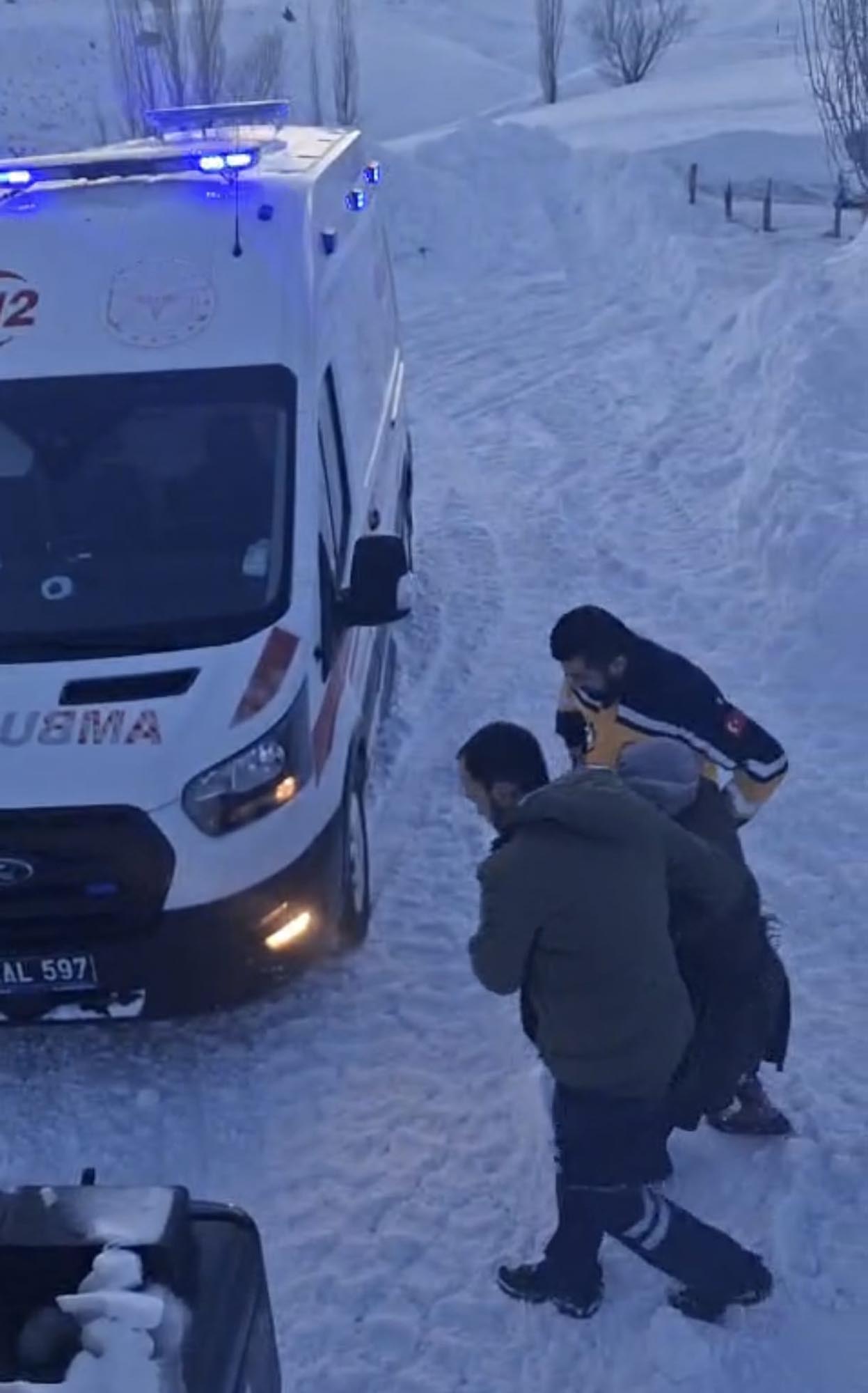 Kars’ın Selim ilçesinde yoğun kar yağışı ve tipi nedeniyle yolu