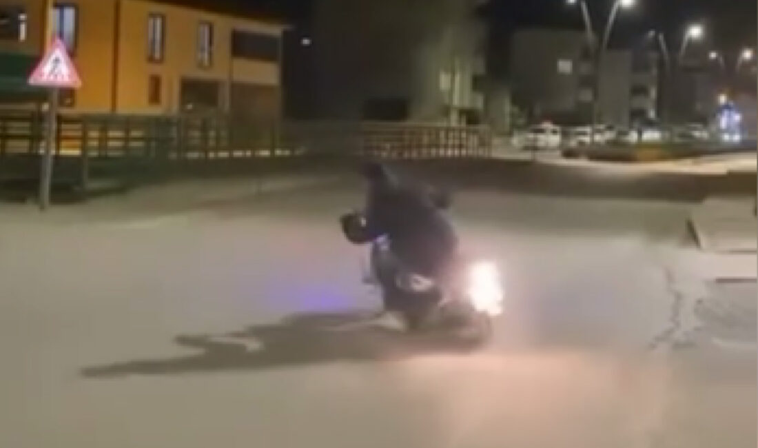 Tokat’ın Erbaa ilçesinde kasksız bir motosiklet sürücüsünün cadde ortasında drift