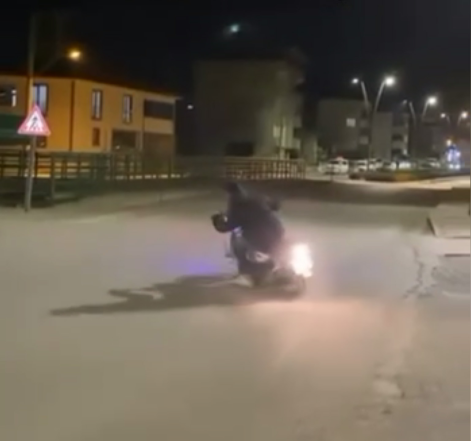 Tokat’ın Erbaa ilçesinde kasksız bir motosiklet sürücüsünün cadde ortasında drift