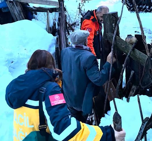 Şenpazar’da Yolu Kapanan Köydeki 70 Yaşındaki Vatandaşın İmdadına Kurtarma Ekipleri