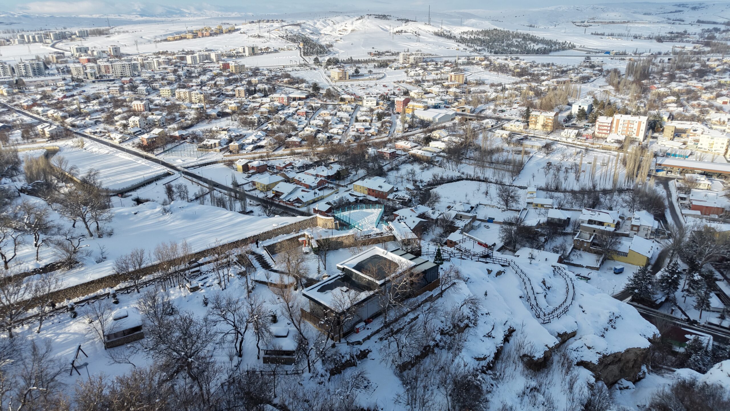 Kayseri’nin Bünyan ilçesinde sarp kayalıklar üzerine inşa edilen ve geçtiğimiz