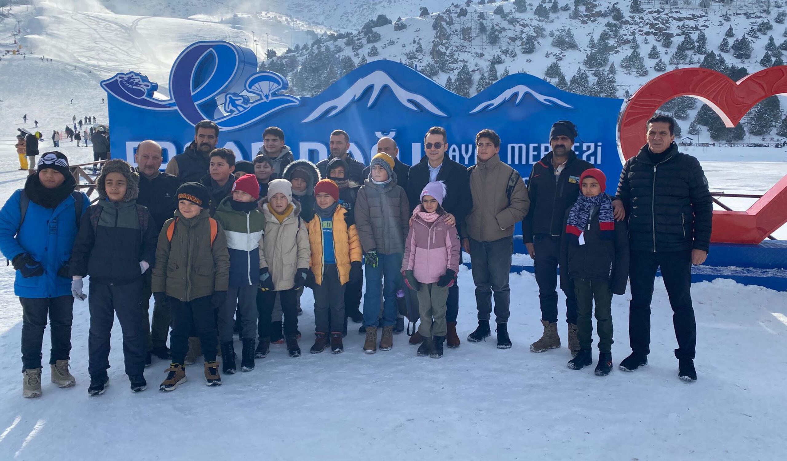 Kızak Pistleri Bozulmasın Diye İş Makinesinin Önünü Kesen Üzümlülü Çocuklar