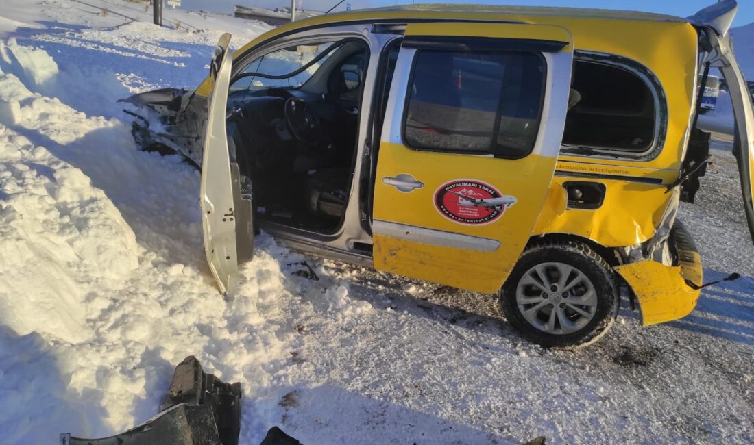 Kayseri’de yolcu minibüsü ile taksinin çarpışması sonucu meydana gelen trafik