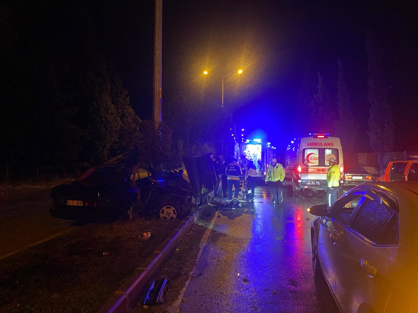 Adana’nın Ceyhan ilçesinde, yağış nedeniyle kayganlaşan yolda kontrolden çıkarak aydınlatma