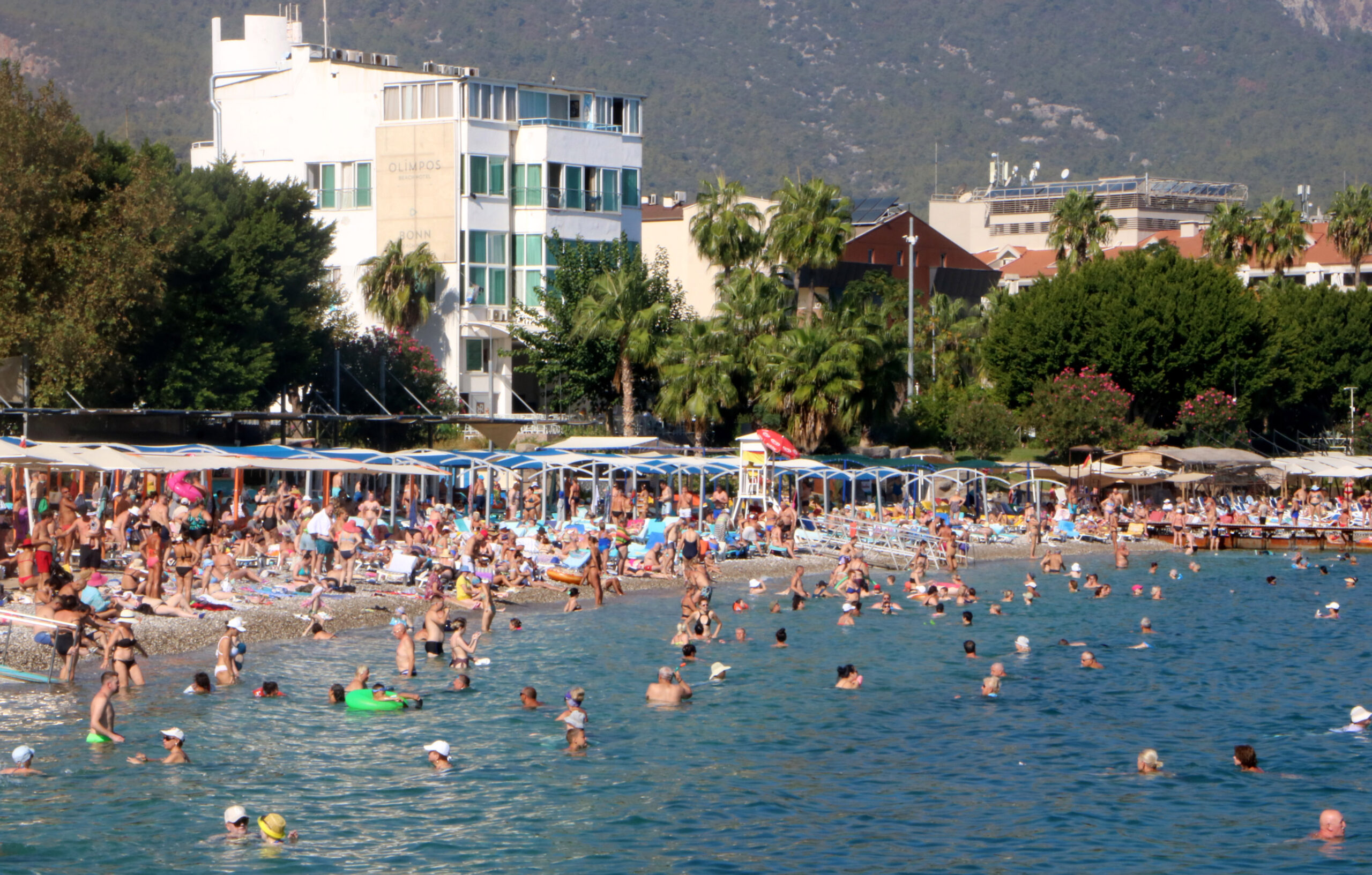 Antalya’nın dünyaca ünlü turizm destinasyonu Kemer, 2025 yılını rekor verilerle