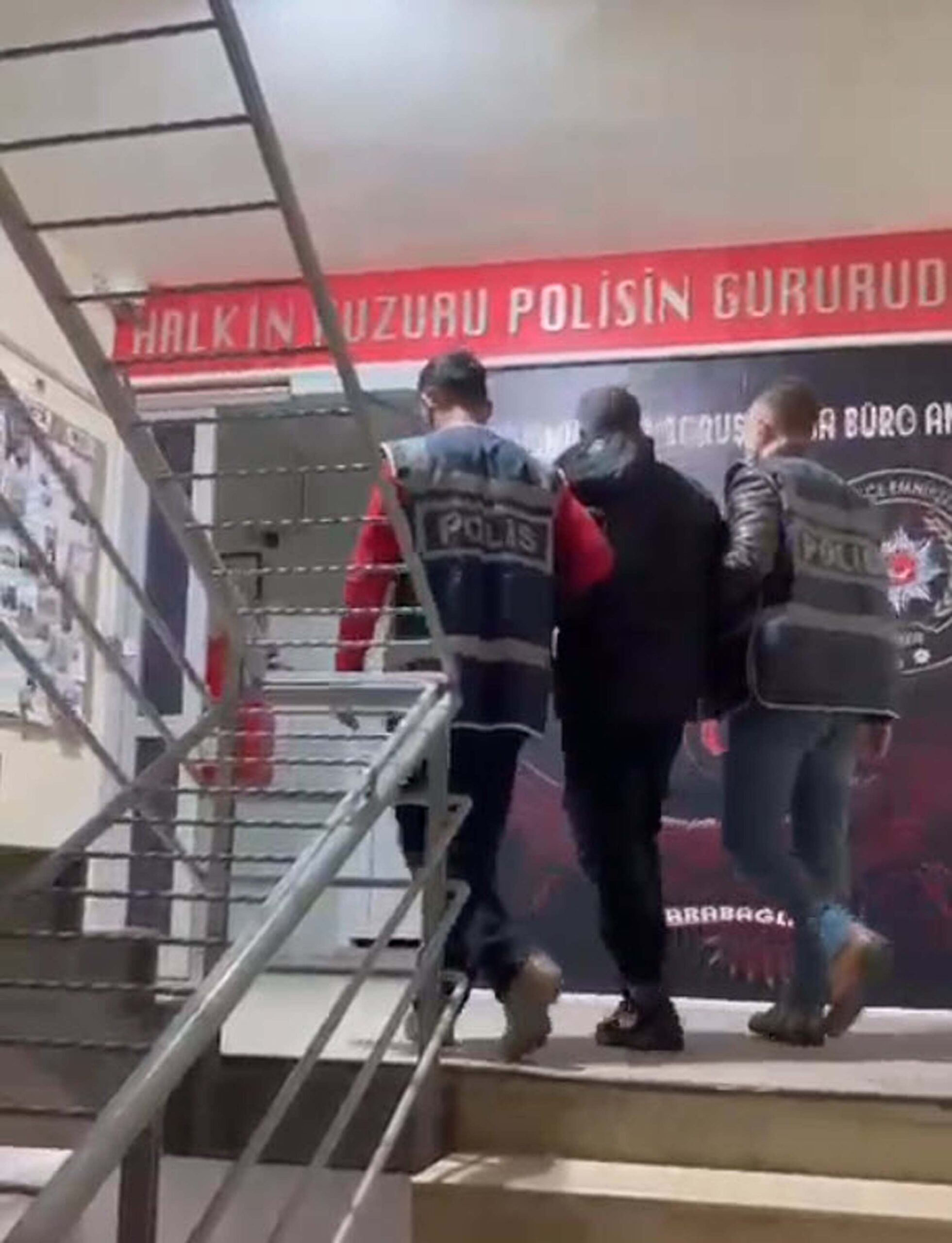 İzmir’de polis ekiplerinden kaçmak için sürekli kılık değiştirip ilçe ilçe