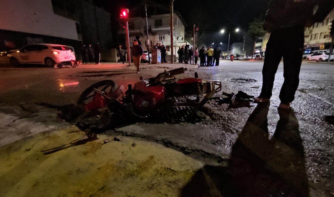 Tokat’ın Erbaa ilçesinde kırmızı ışıkta geçen motosikletin otomobille çarpışması sonucu