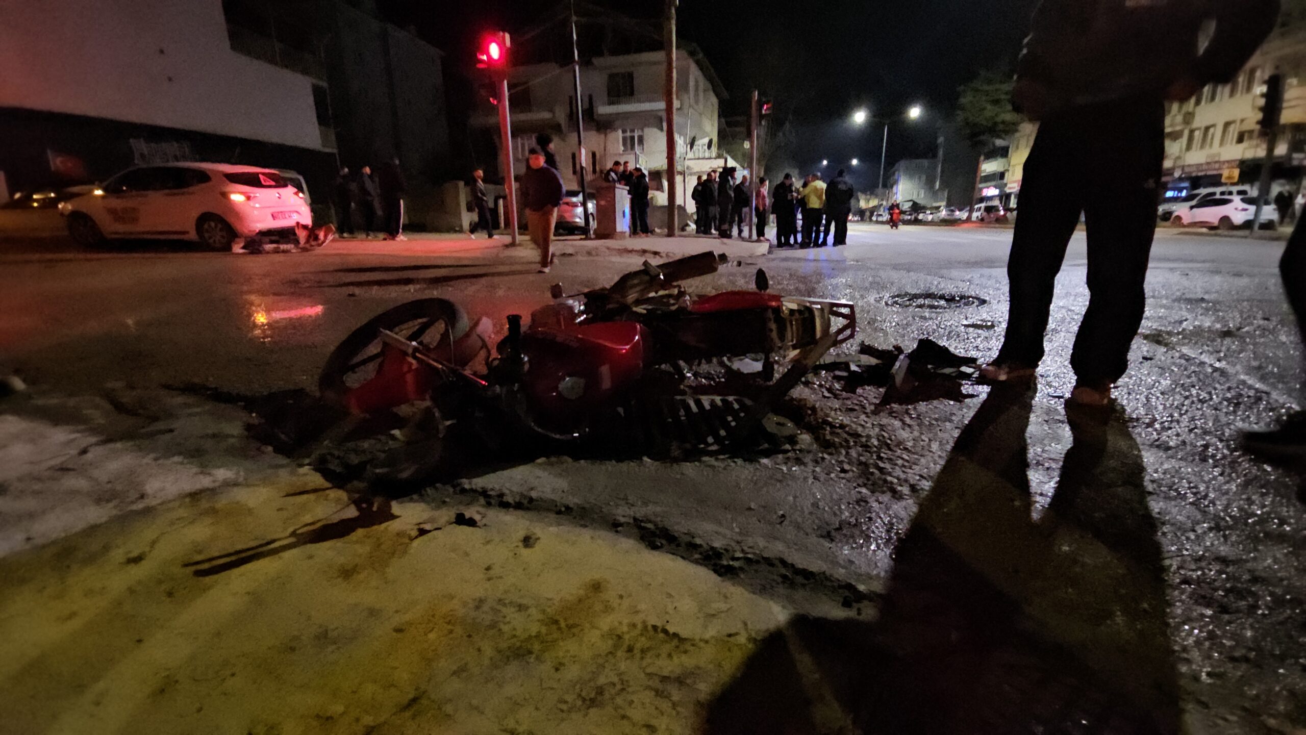 Tokat’ın Erbaa ilçesinde kırmızı ışıkta geçen motosikletin otomobille çarpışması sonucu