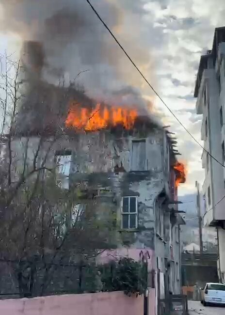 Ereğli Mahallesi’nde Bir Binanın Çatı Katında Çıkan Yangın İtfaiye Ekiplerince